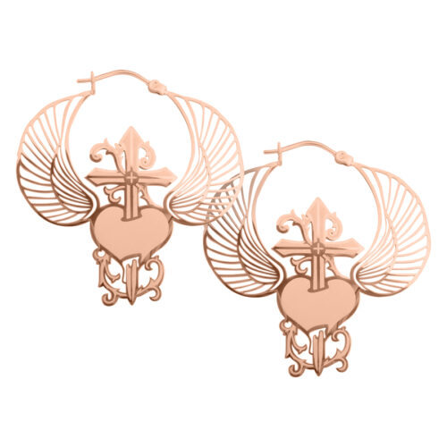 Orecchini in oro rosa con design di ali e pugnale su sfondo bianco