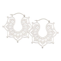 Orecchini Magnolia Hoops in argento su sfondo bianco, realizzati in acciaio chirurgico