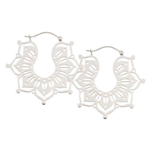 Orecchini Magnolia Hoops in argento su sfondo bianco, realizzati in acciaio chirurgico