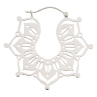 Orecchini Magnolia Hoops in argento in acciaio chirurgico su sfondo bianco