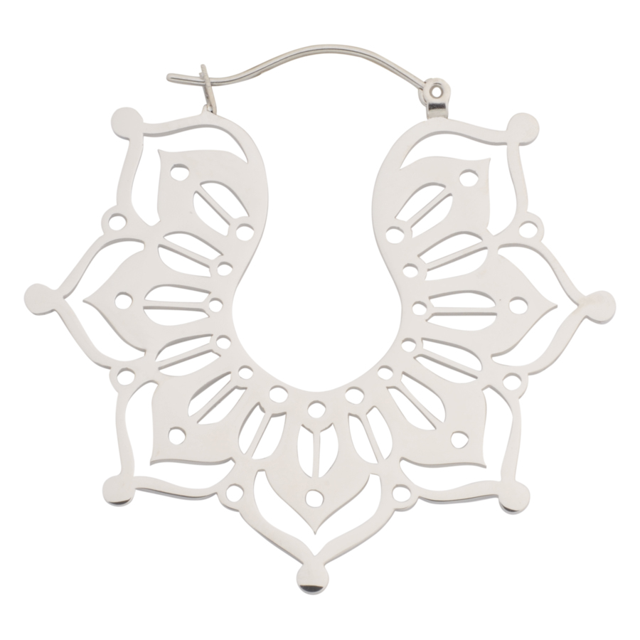 Orecchini Magnolia Hoops in argento in acciaio chirurgico su sfondo bianco