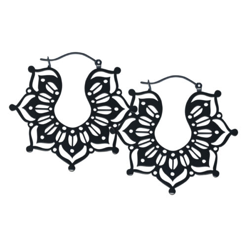 Orecchini Magnolia Hoops neri in acciaio chirurgico su sfondo bianco