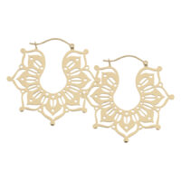Orecchini Magnolia Hoops d'oro in acciaio chirurgico su sfondo bianco