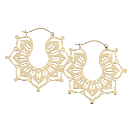 Orecchini Magnolia Hoops d'oro in acciaio chirurgico su sfondo bianco