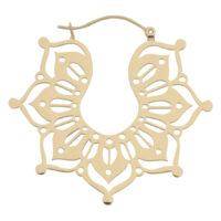 Orecchini a cerchio dorati con design delicato su sfondo bianco