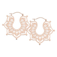 Orecchini in oro rosa a forma di Magnolia Hoops su sfondo bianco