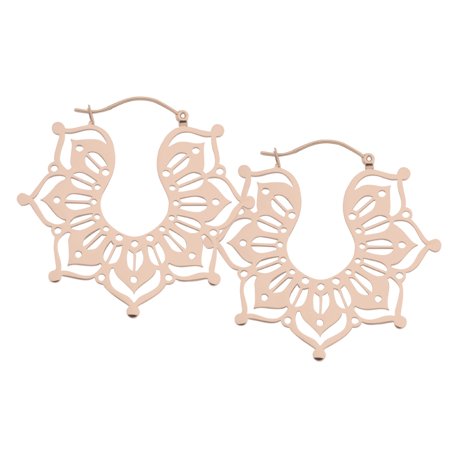 Orecchini in oro rosa a forma di Magnolia Hoops su sfondo bianco
