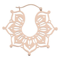 Orecchini in oro rosa dal design delicato su sfondo bianco