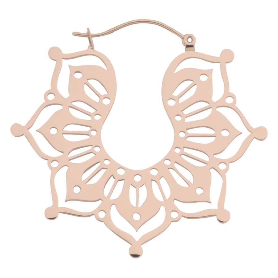 Orecchini in oro rosa dal design delicato su sfondo bianco