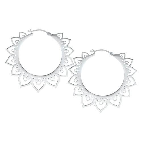 Due orecchini a cerchio a forma di cuore color argento su sfondo bianco