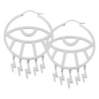 Thunderflash Eye Hoops in argento con ciondoli a forma di fulmine su sfondo bianco