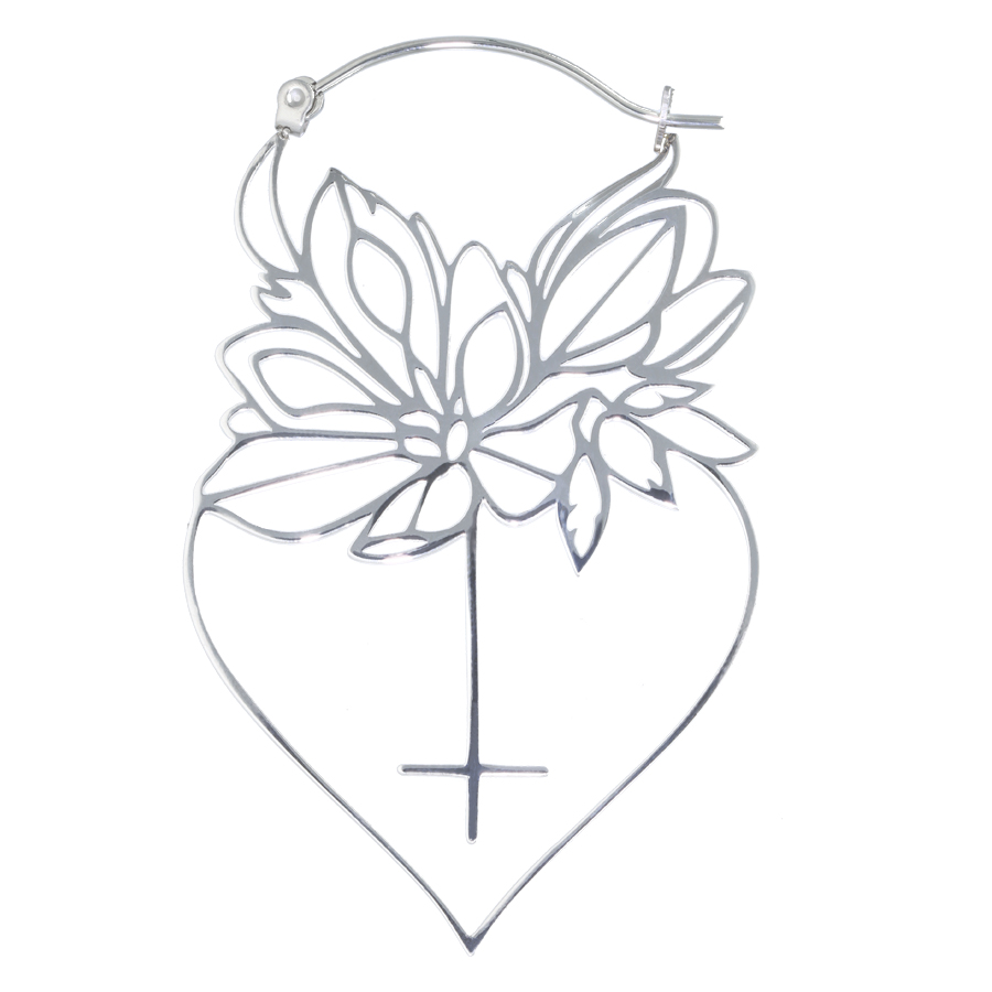 Orecchini Dahlia in argento in acciaio chirurgico, forma a cuore con motivo floreale, su sfondo bianco