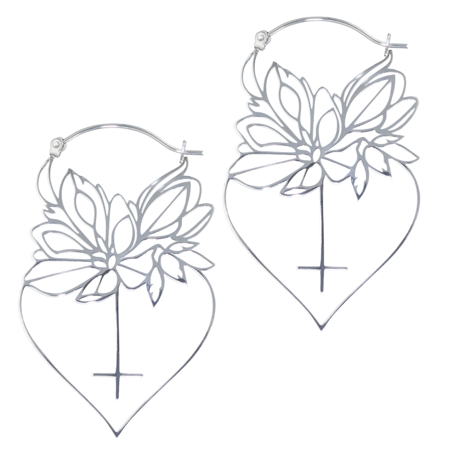 Orecchini Dahlia Hoops in argento con motivo floreale su sfondo bianco