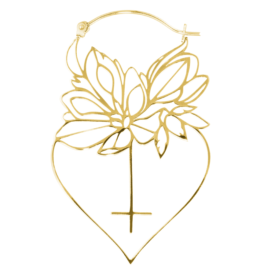 Orecchini Dahlia Hoops dorati con design floreale su sfondo bianco
