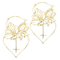Orecchini Dahlia Hoops dorati con motivo floreale su sfondo bianco