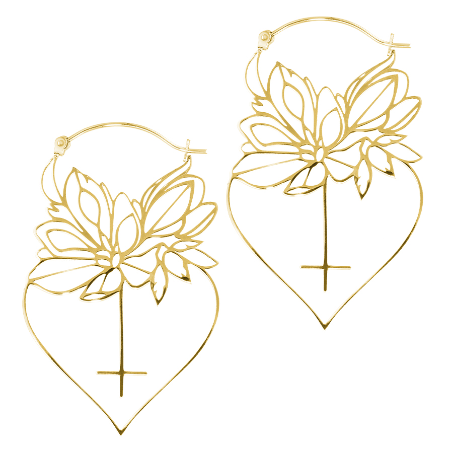 Orecchini Dahlia Hoops dorati con motivo floreale su sfondo bianco
