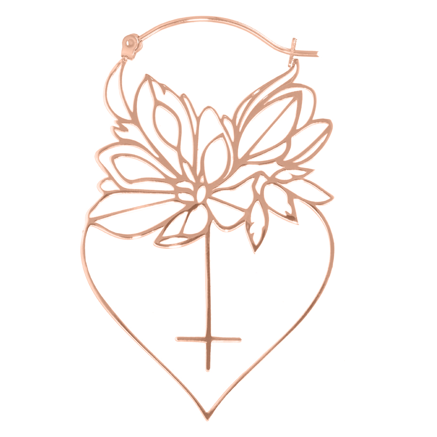 Orecchini Dahlia Hoops in oro rosa a forma di cuore con motivo floreale su sfondo bianco