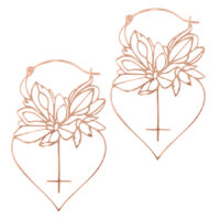Due orecchini in oro rosa a forma di cuore con motivo a fiori di dalia, su sfondo bianco