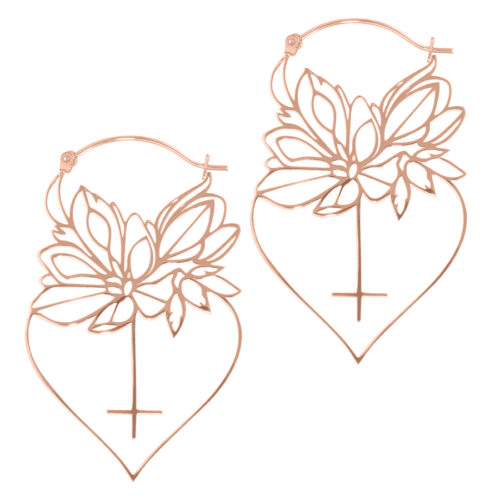 Due orecchini in oro rosa a forma di cuore con motivo a fiori di dalia, su sfondo bianco