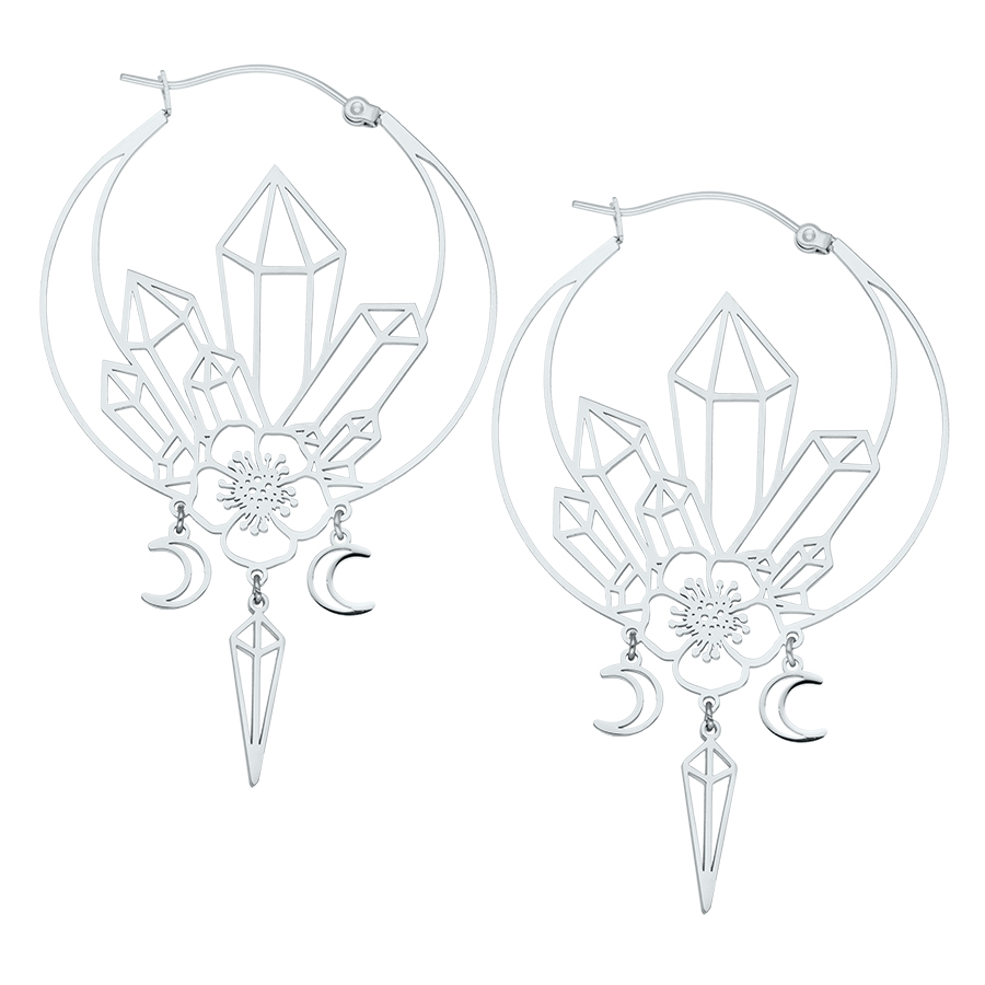 Orecchini in argento con motivi geometrici di cristallo e pendenti a forma di luna su sfondo bianco