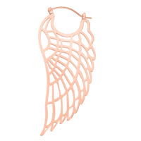 Orecchino in oro rosa a forma di ala con chiusura a scatto su sfondo bianco