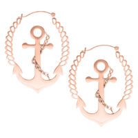 Coppia di orecchini ancora lucidi in oro rosa su sfondo bianco