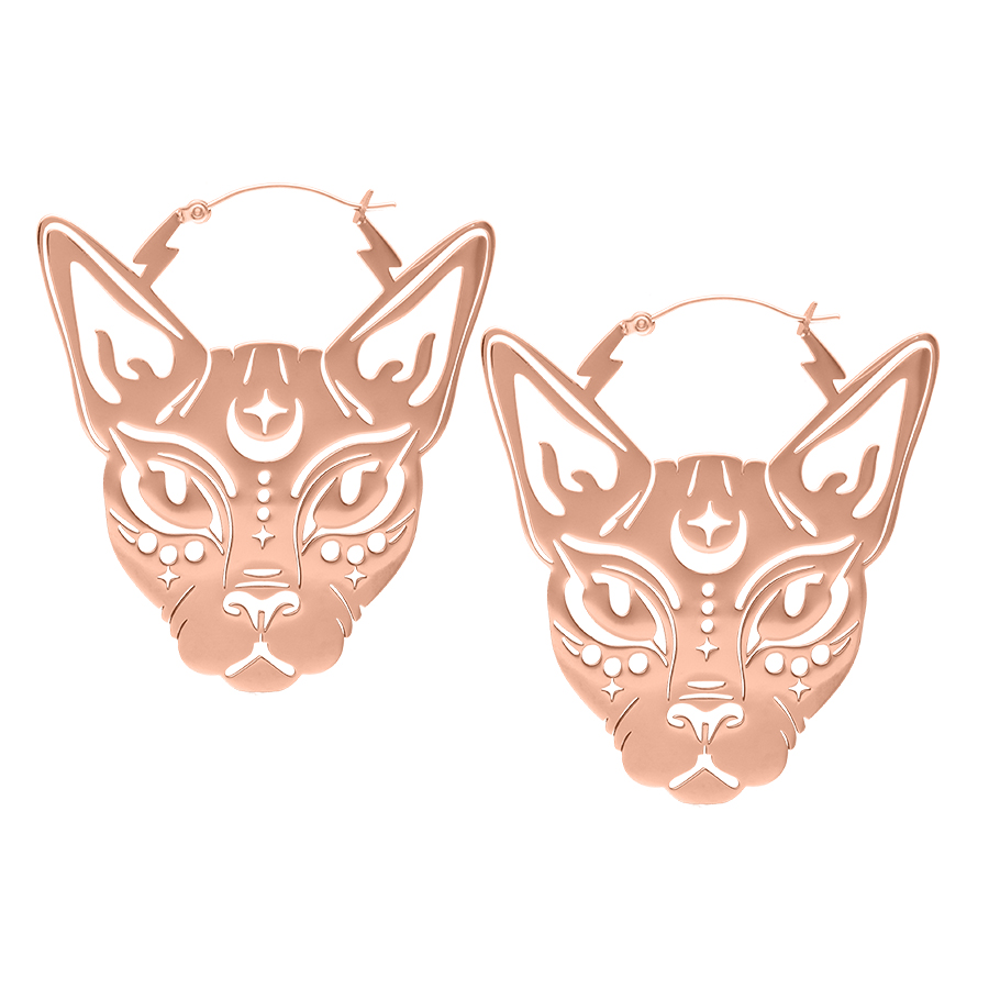 Due orecchini Sphynx Hoops in acciaio chirurgico oro rosa su sfondo bianco