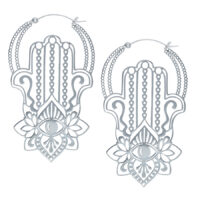 Due orecchini Khamsa in argento in acciaio chirurgico con design filigranato su sfondo bianco