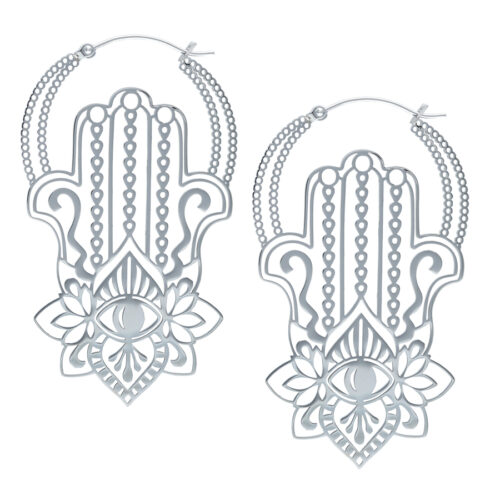 Due orecchini Khamsa in argento in acciaio chirurgico con design filigranato su sfondo bianco