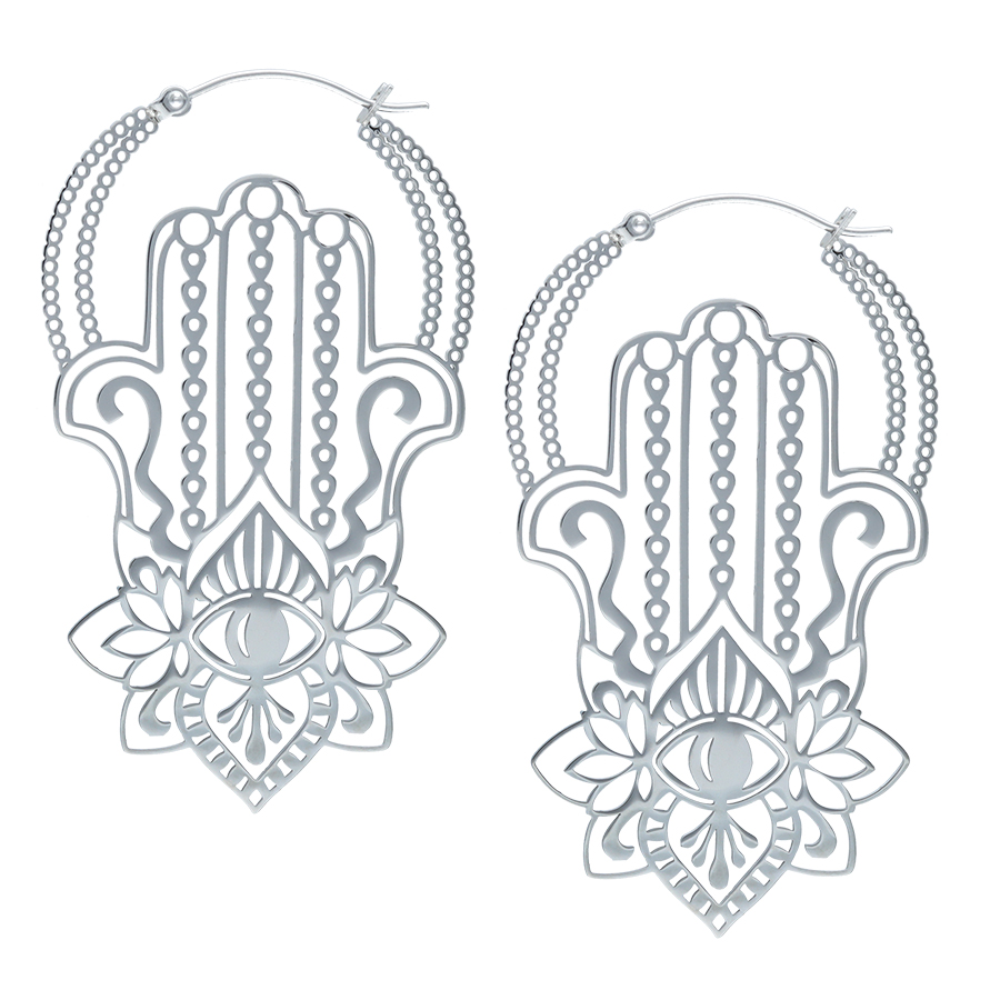 Due orecchini Khamsa in argento in acciaio chirurgico con design filigranato su sfondo bianco