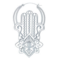 Orecchini Khamsa Hoops in argento con design filigranato su sfondo bianco