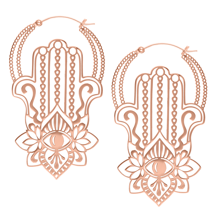 Due orecchini Khamsa Hoops in oro rosa con dettagli raffinati su sfondo bianco