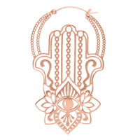 Orecchini Khamsa in oro rosa in acciaio chirurgico con finitura a specchio su sfondo bianco