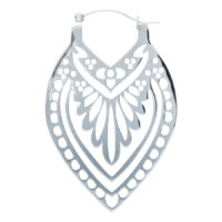 Orecchino Creek Hoop argentato in acciaio chirurgico lucido su sfondo bianco