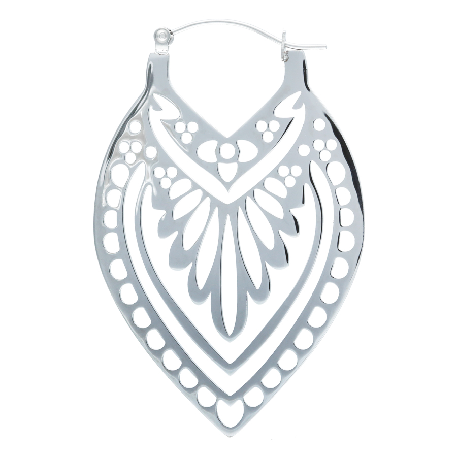 Orecchino Creek Hoop argentato in acciaio chirurgico lucido su sfondo bianco