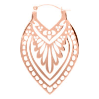 Primo piano di un orecchino Creek Hoops in oro rosa su sfondo bianco