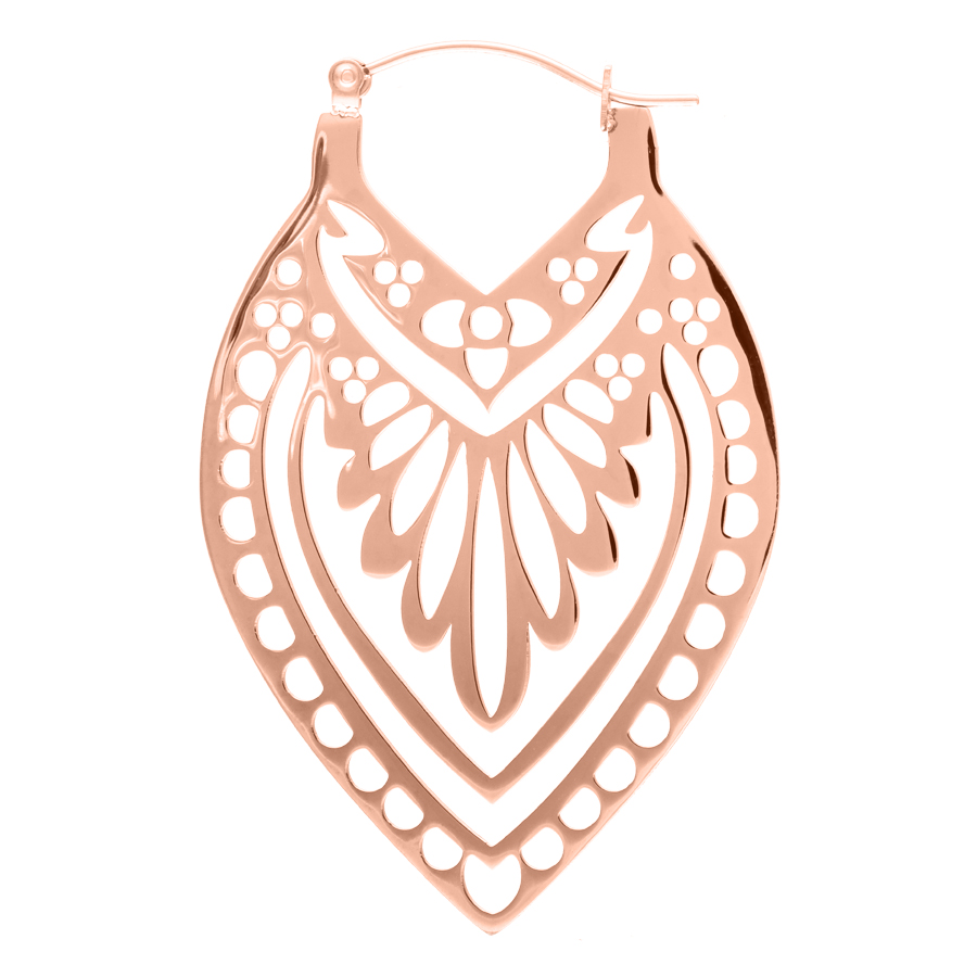 Primo piano di un orecchino Creek Hoops in oro rosa su sfondo bianco