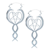 Orecchini Nagini Hoops in argento con motivo serpente e pentagramma su sfondo bianco
