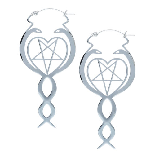 Orecchini Nagini Hoops in argento con motivo serpente e pentagramma su sfondo bianco