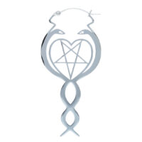 Orecchini Nagini Hoops in argento in acciaio chirurgico su sfondo bianco