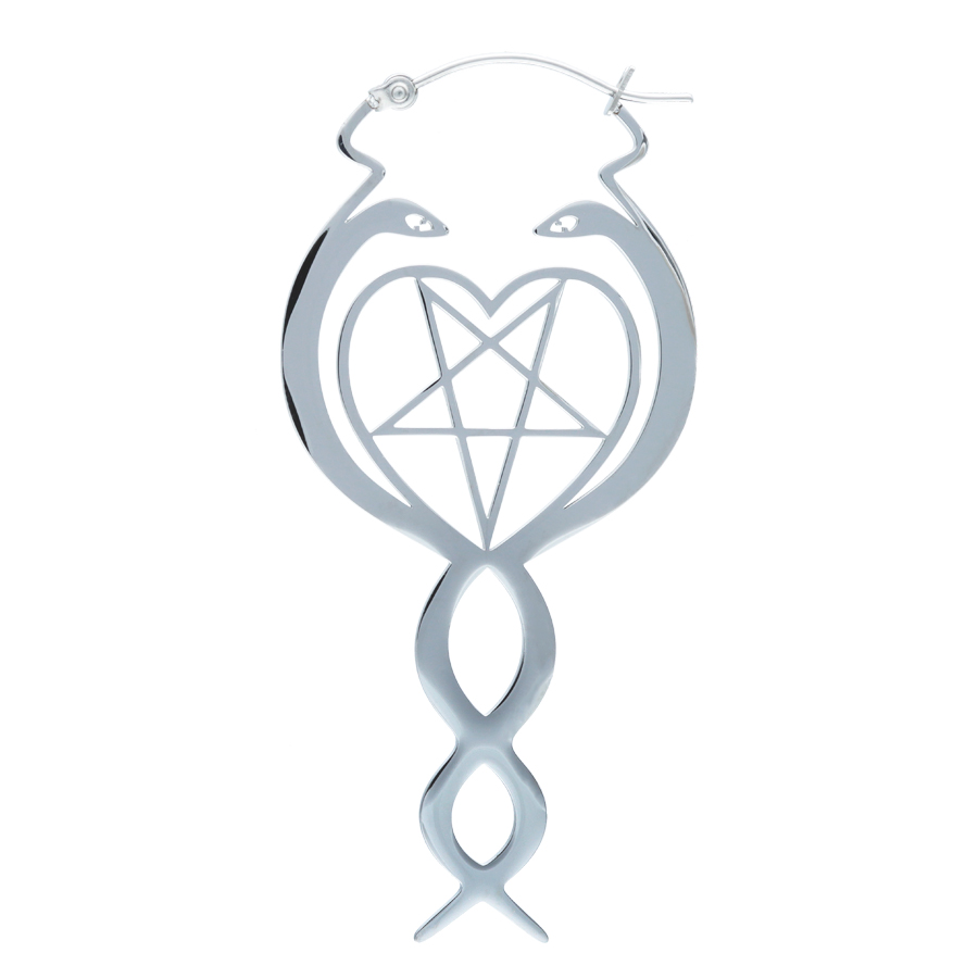 Orecchini Nagini Hoops in argento in acciaio chirurgico su sfondo bianco