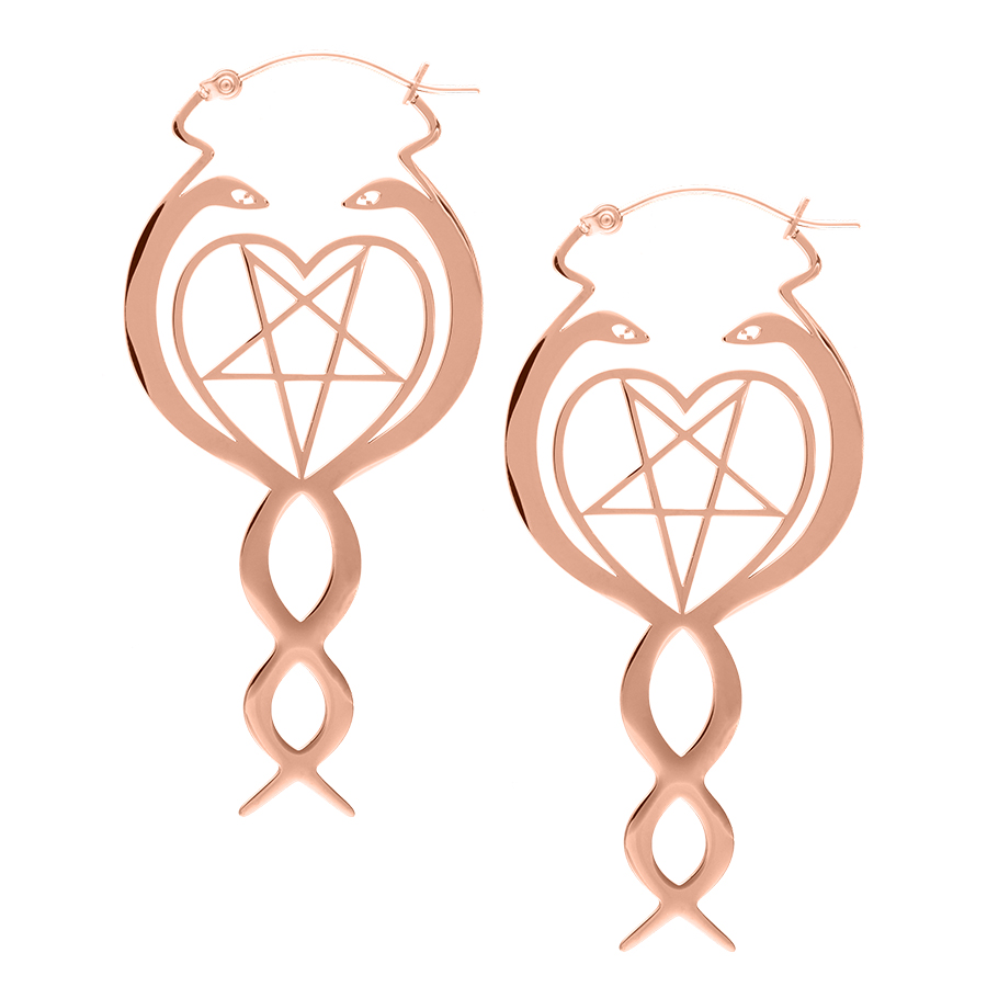 Nagini Hoops in oro rosa in acciaio chirurgico su sfondo bianco