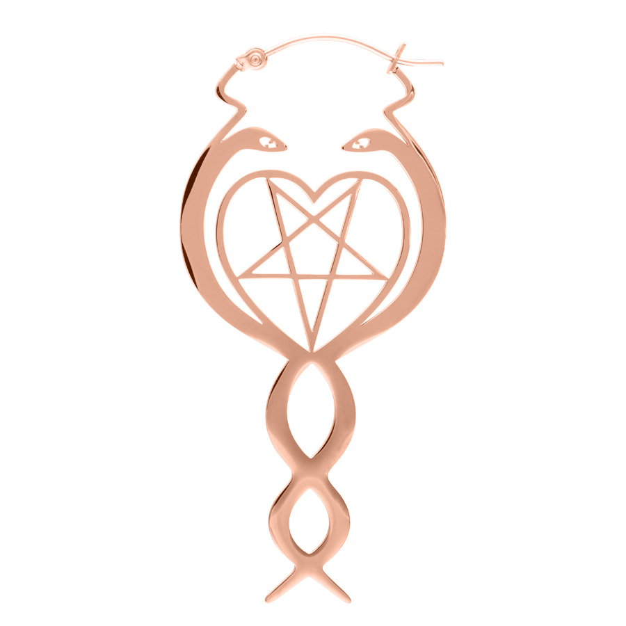 Orecchini Nagini Hoops in oro rosa in acciaio chirurgico su sfondo bianco
