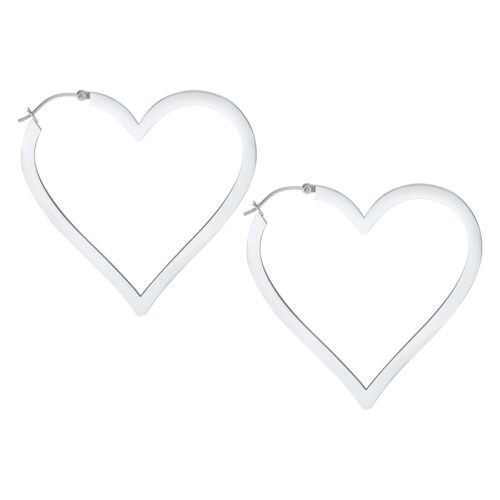 Orecchini a cerchio a cuore in argento in acciaio chirurgico su sfondo bianco