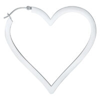 Orecchini a forma di cuore in acciaio chirurgico argento su sfondo bianco