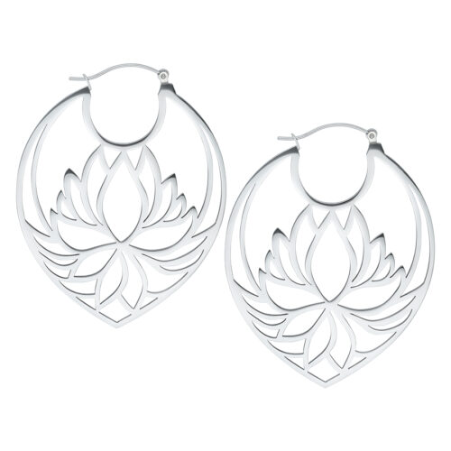 Coppia di orecchini a cerchio Lotus in argento in acciaio chirurgico su sfondo bianco