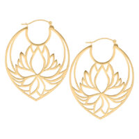 Orecchini Lily Hoops dorati e lucenti con design a loto su sfondo bianco