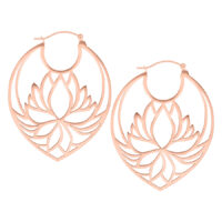 Orecchini a cerchio Lotus in oro rosa con chiusura a scatto su sfondo bianco