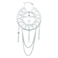 Orecchini in argento con motivo sole e luna, dettagli a catena su sfondo bianco