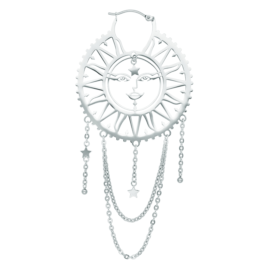 Orecchini in argento con motivo sole e luna, dettagli a catena su sfondo bianco